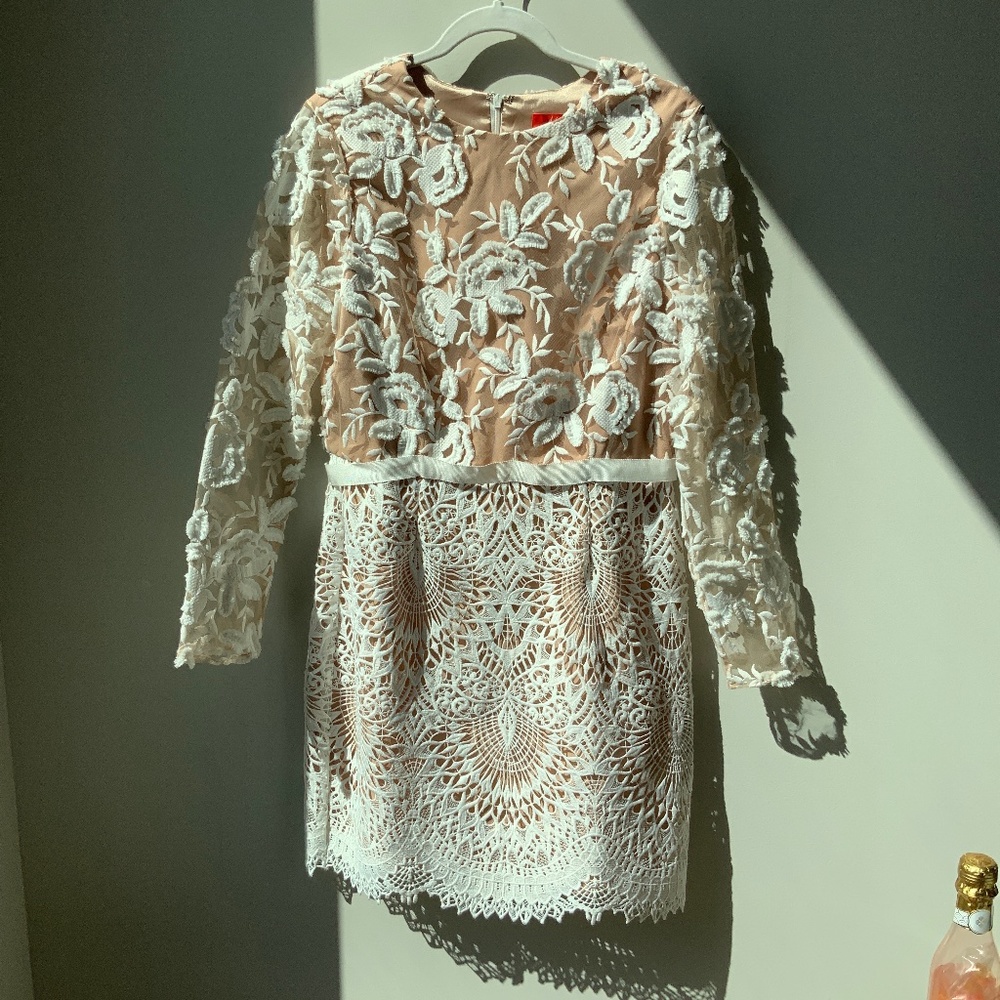 Monique Lhuillier Long Sleeve White Floral Eyelet Lace Cocktail Dress